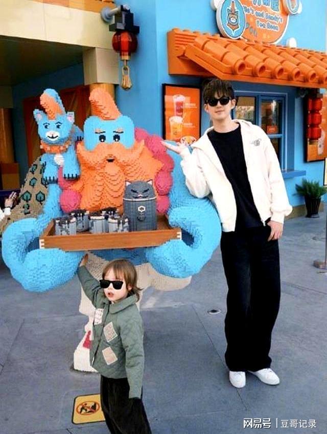 紧挨屋门过道只能走一人6口住好拥挤pg电子网站董力阿诺家里过节!餐桌(图5) 紧挨屋门过道只能走一人6口住好拥挤pg电子网站董力阿诺家里过节!餐桌(图5)