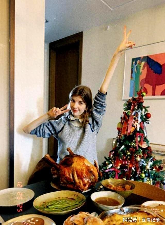 紧挨屋门过道只能走一人6口住好拥挤pg电子网站董力阿诺家里过节！餐桌(图2)