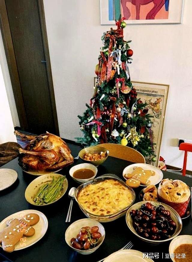 紧挨屋门过道只能走一人6口住好拥挤pg电子网站董力阿诺家里过节!餐桌(图4) 紧挨屋门过道只能走一人6口住好拥挤pg电子网站董力阿诺家里过节!餐桌(图4)